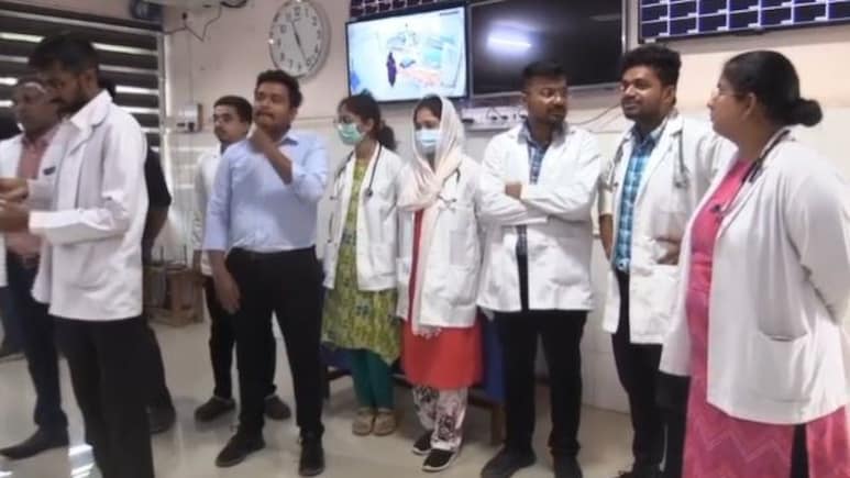 Karnataka Doctor Assaulted After Woman Claims She Was Inappropriately Touched Karnataka Doctor Assaulted After Woman Claims She Was Inappropriately Touched