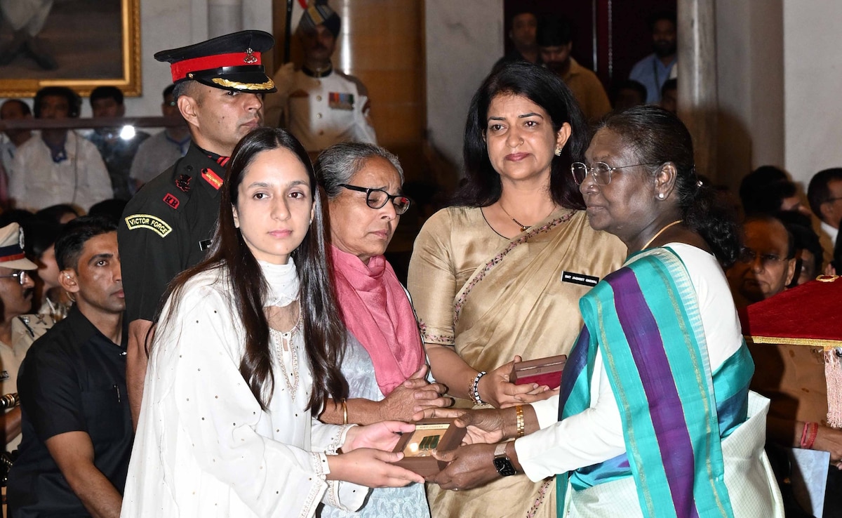 President Murmu conferred Kirti Chakra upon Himayun Muzzammil Bhat, Deputy Superintendent of Police, J&K (Posthumous). 