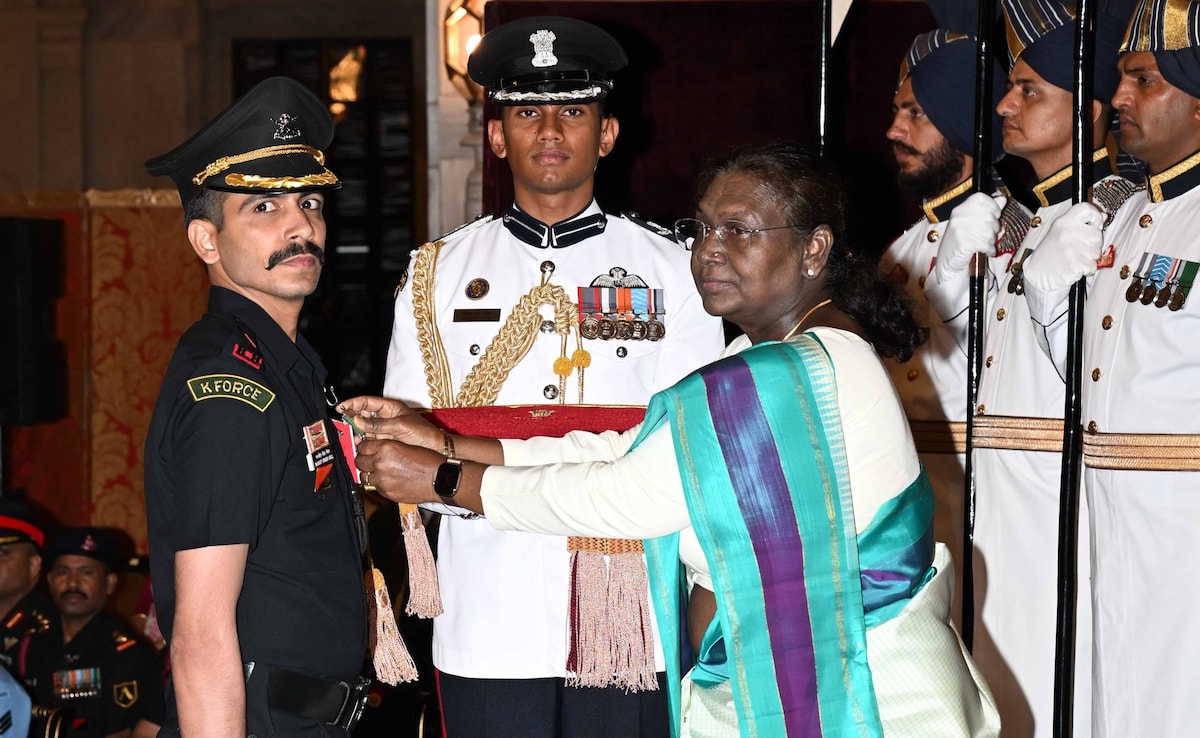 Major Manjit of the Punjab Regiment, 22 Rashtriya Rifles, was also conferred with the Kirti Chakra. 