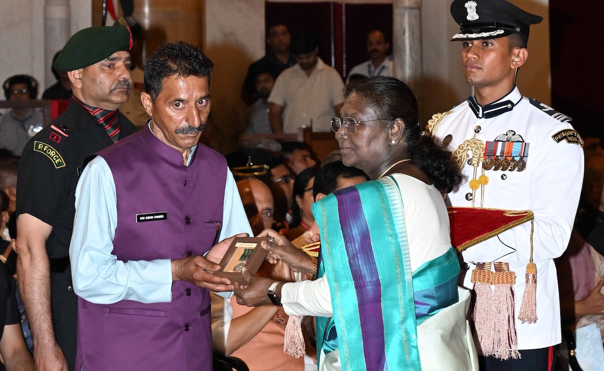 Rifleman Ravi Kumar of the Jammu and Kashmir Light Infantry, 63 Rashtriya Rifles was also conferred with the Kirti Chakra (Posthumous). 