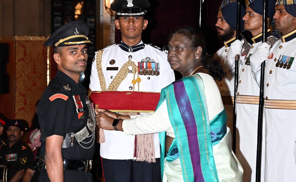 President Droupadi Murmu conferred Kirti Chakra upon Major Malla Rama Gopal Naidu of the Maratha Light Infantry, 56 Rashtriya Rifles. 