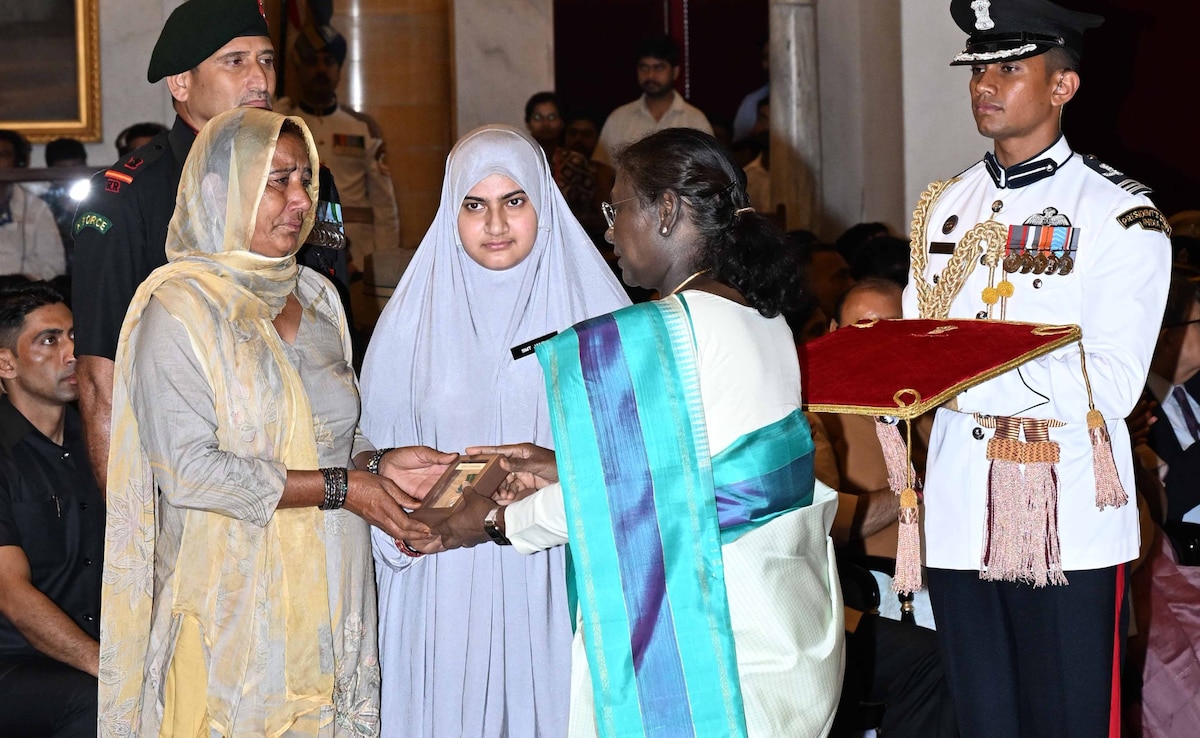 President Droupadi Murmu conferred Kirti Chakra upon Naik Dilwar Khan of the Regiment of Artillery, 28 Rashtriya Rifles (Posthumous). 